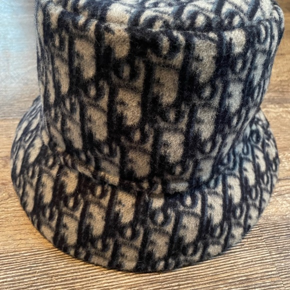 Christian Dior REVERSIBLE SMALL BRIM BUCKET HAT - Picture 4 of 4